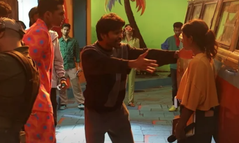 மாமா ஸ்டைல்: தனுஷ், மாப்பிள்ளைக்கு ரொமான்ஸ் கற்றுத் தரும் காட்சி!