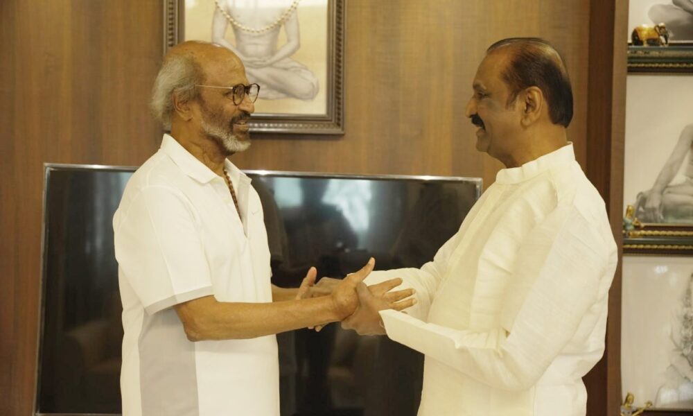 சூப்பர்ஸ்டாருக்கும் கவிப்பேரரசுக்கும் கலந்த உரைநட்பு: வைரமுத்துவின் கவிதை வாழ்த்துகள் ரஜினிகாந்துக்கு..