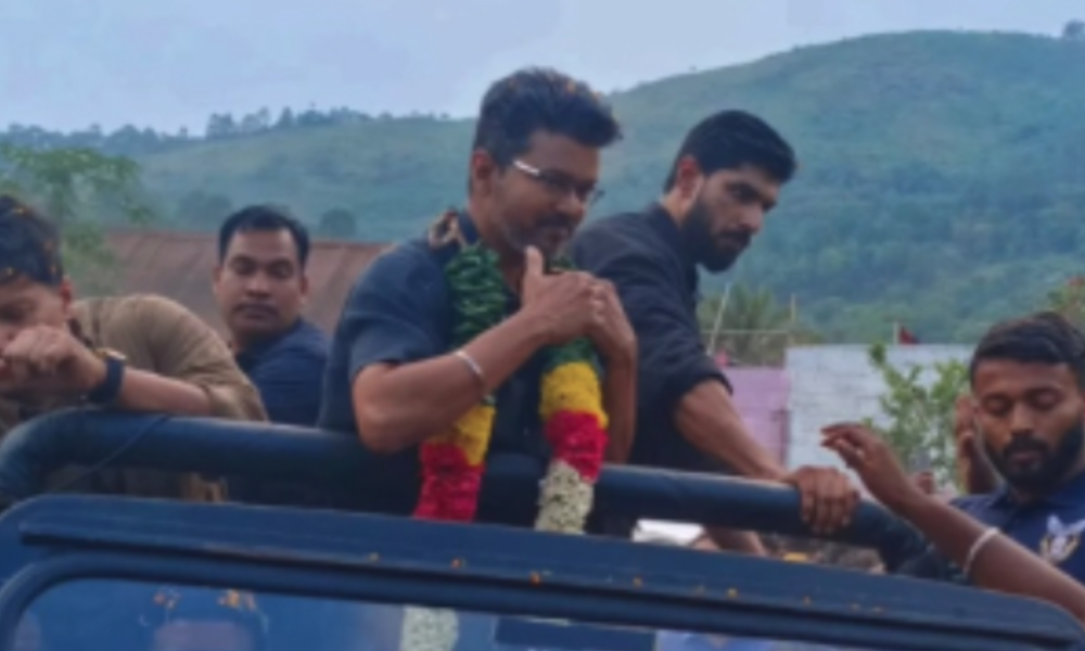 ஜனநாயகன் ஷூட்டிங்கில் விஜய்க்கு ரசிகர் கொடுத்த பரிசு! என்ன பரிசு தெரியுமா?