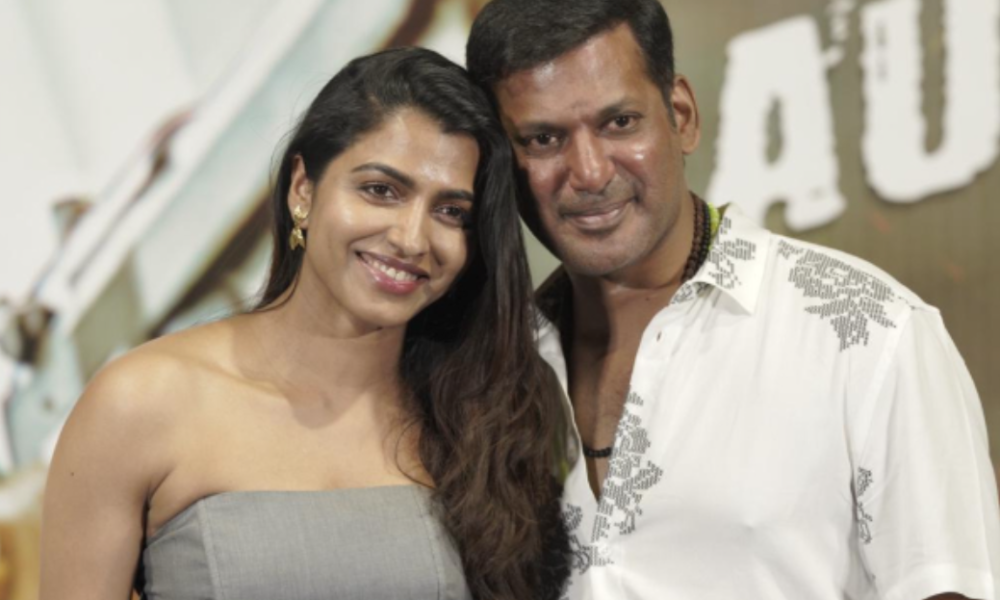 விஷால் – தன்ஷிகா திருமணம்.. பத்திரிகை வைக்கும் பணிகள்..