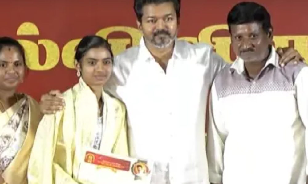 கல்வி விருது விழாவில் மாணவிக்கு வைரக் கம்மல் பரிசாக வழங்கிய விஜய் – மேடையிலே நெகிழ்ச்சி!
