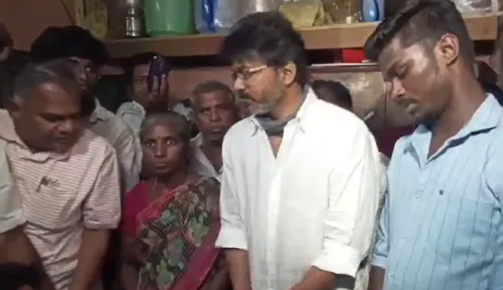 அஜித் குமார் குடும்பத்தை நேரில் சந்தித்த விஜய் – ஆறுதல் கூறி,  நிதி உதவி..