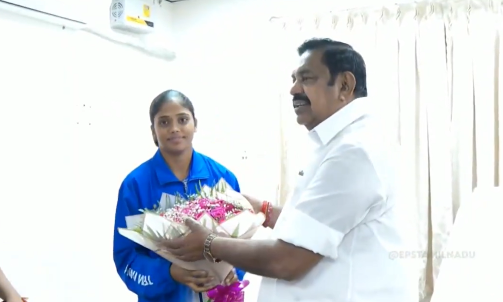 எடப்பாடி பழனிசாமியை சந்தித்து பாராட்டு பெற்றார் கார்த்திகா.