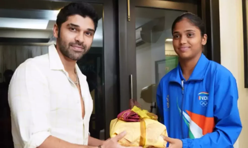 தங்கம் வென்ற கபடி வீராங்கனை கார்த்திகாவை சந்தித்த துருவ் விக்ரம்