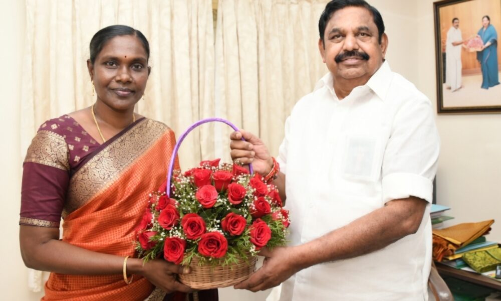 நாம் தமிழர் கட்சியை விட்டு அதிமுகவில் இணைந்த காளியம்மாள் – எடப்பாடி பழனிசாமியை சந்தித்து அதிரடி முடிவு!